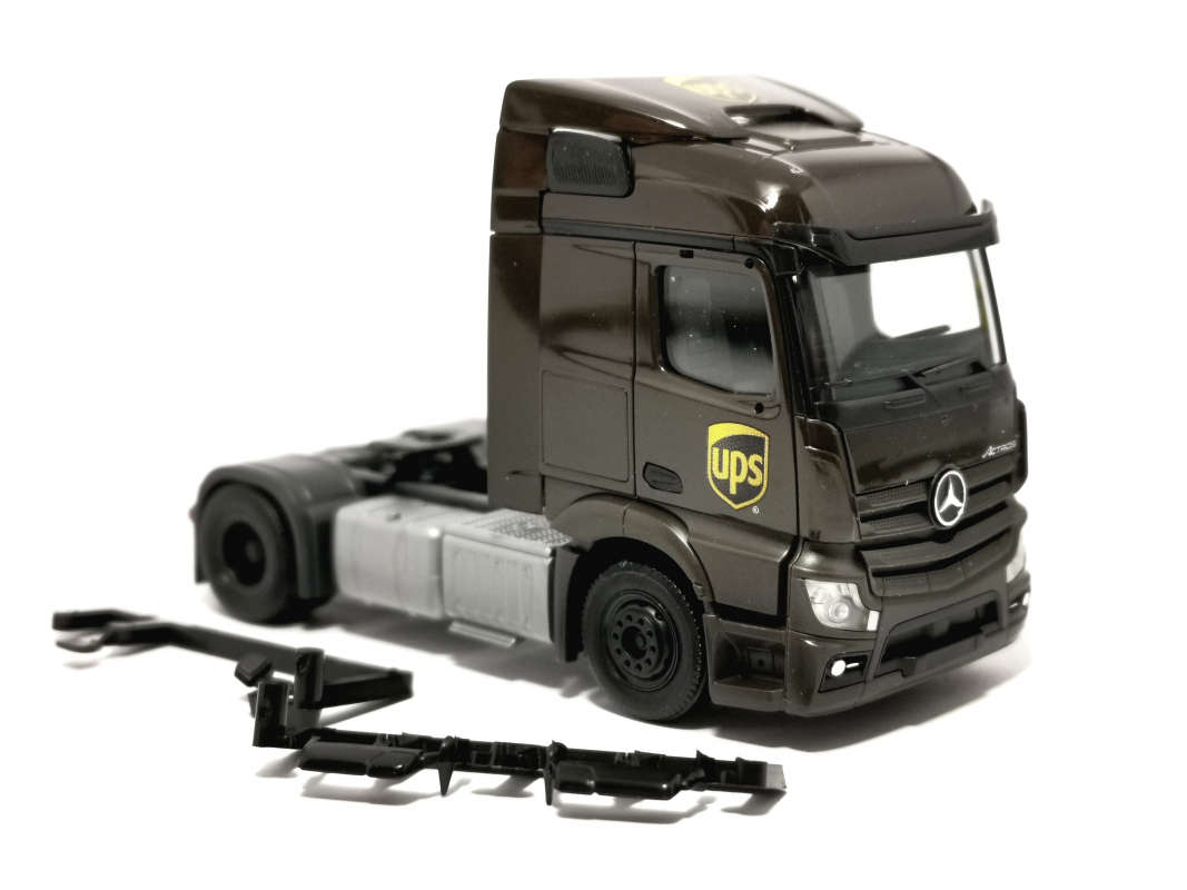 Mercedes-Benz Actros Streamspace Zugmaschine 2.3 "UPS" Herpa