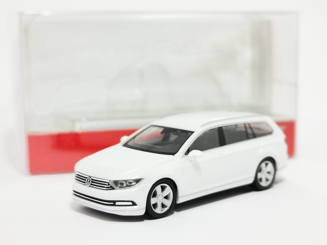 038423-005 VW Passat Variant, oryxweiß perleffekt Herpa