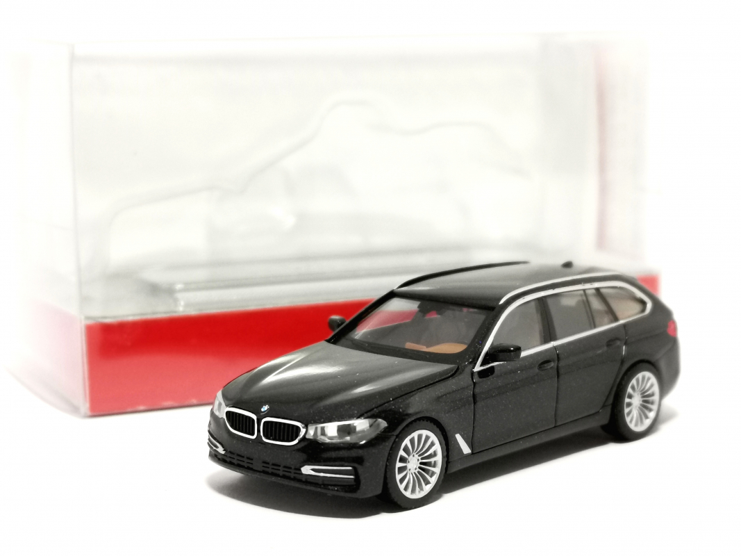 430708-003 BMW 5er Touring, saphirschwarz metallic Herpa