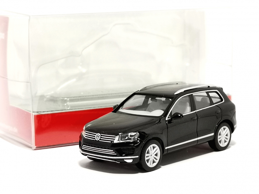 038478-002 VW Touareg, deep black perleffekt Herpa