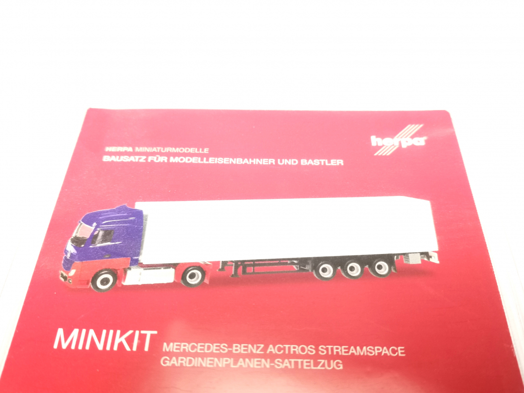 012997 Minikit: Mb Actros Streamspace Gardinenplanen-Sattelzug Herpa