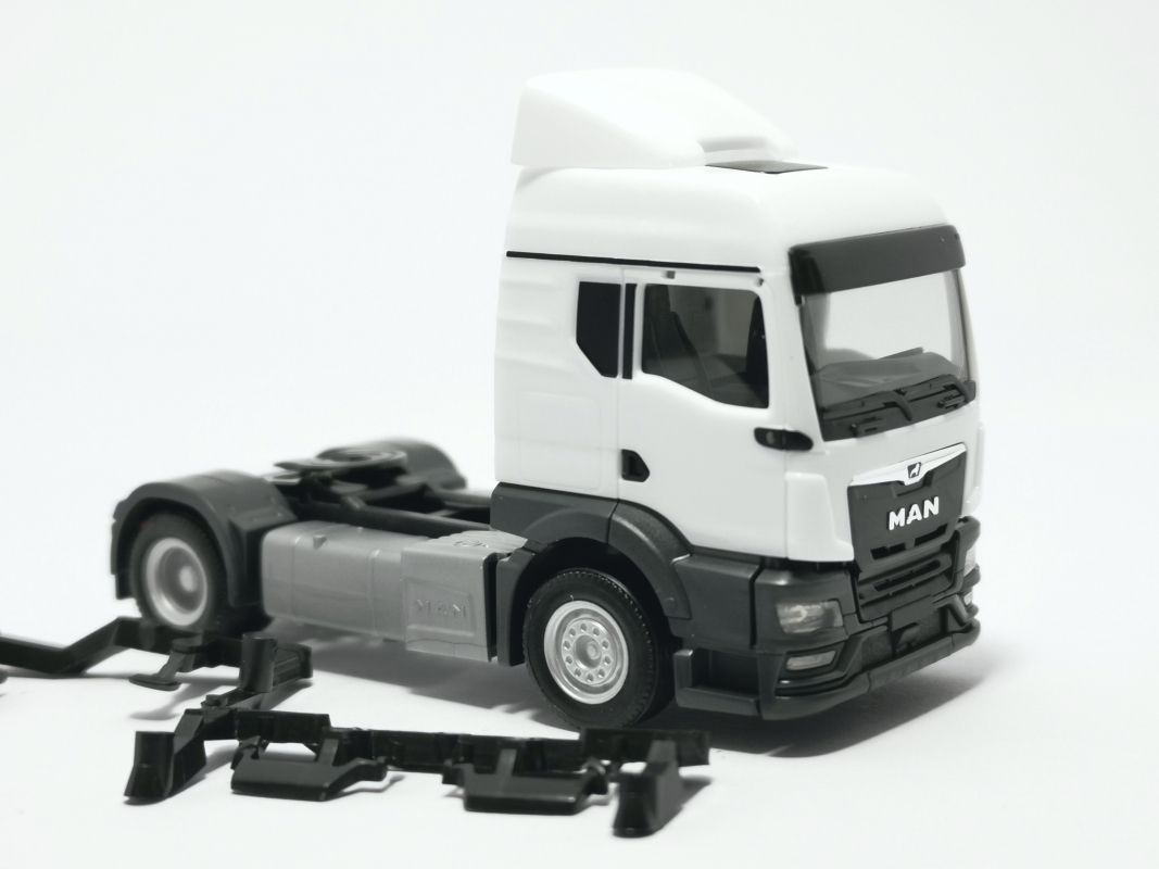 314596 MAN TGS TM Zugmaschine ohne Windleitblechen, weiß Herpa