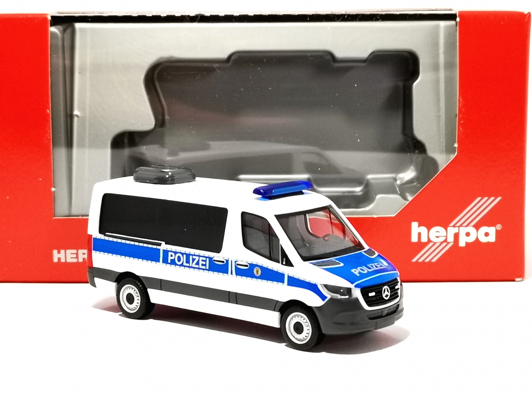 096584 Mercedes-Benz Sprinter ’18 FD „Polizei Berlin“ Herpa