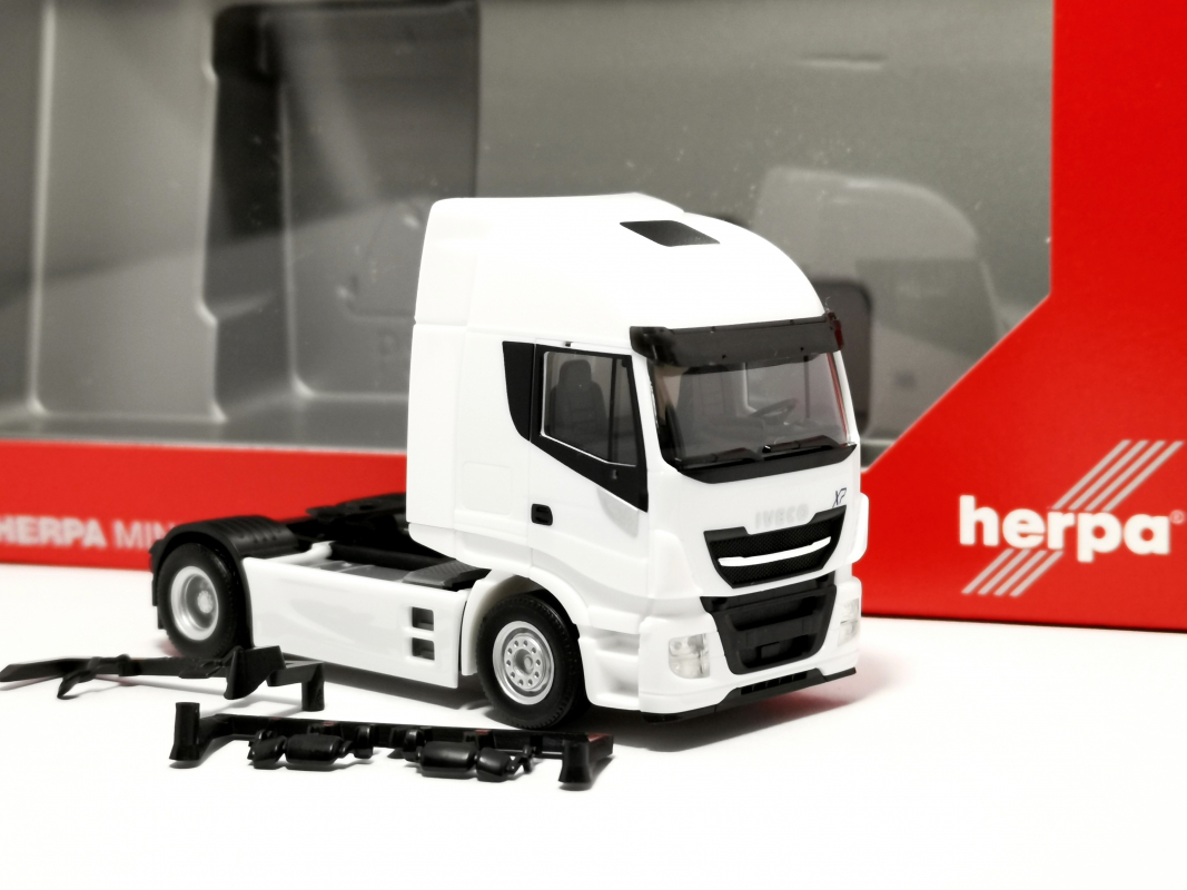 309141 Iveco Stralis Highway XP, weiß Herpa