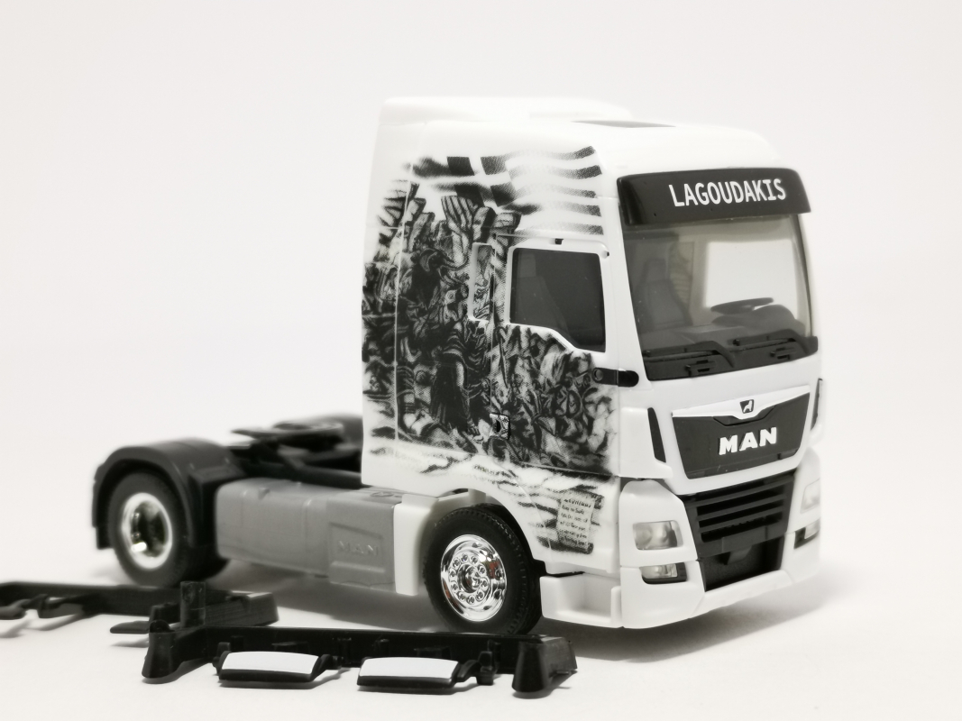 314923 MAN TGX XXL Zugmaschine „Lagoudakis 3 / Leonidas, König von Sparta“ Herpa
