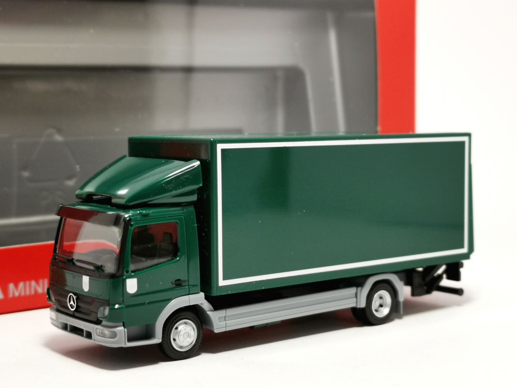 096645 Mercedes-Benz Atego `10 Koffer-LKW mit Ladebordwand „Zoll“ Herpa