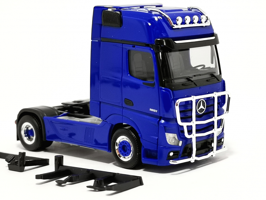 311533 Mb Actros Gigaspace `18, ultramarinblau 003 Herpa/SALE