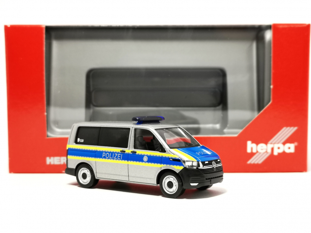 096812 VW T 6.1 Bus „Polizei München“ Herpa