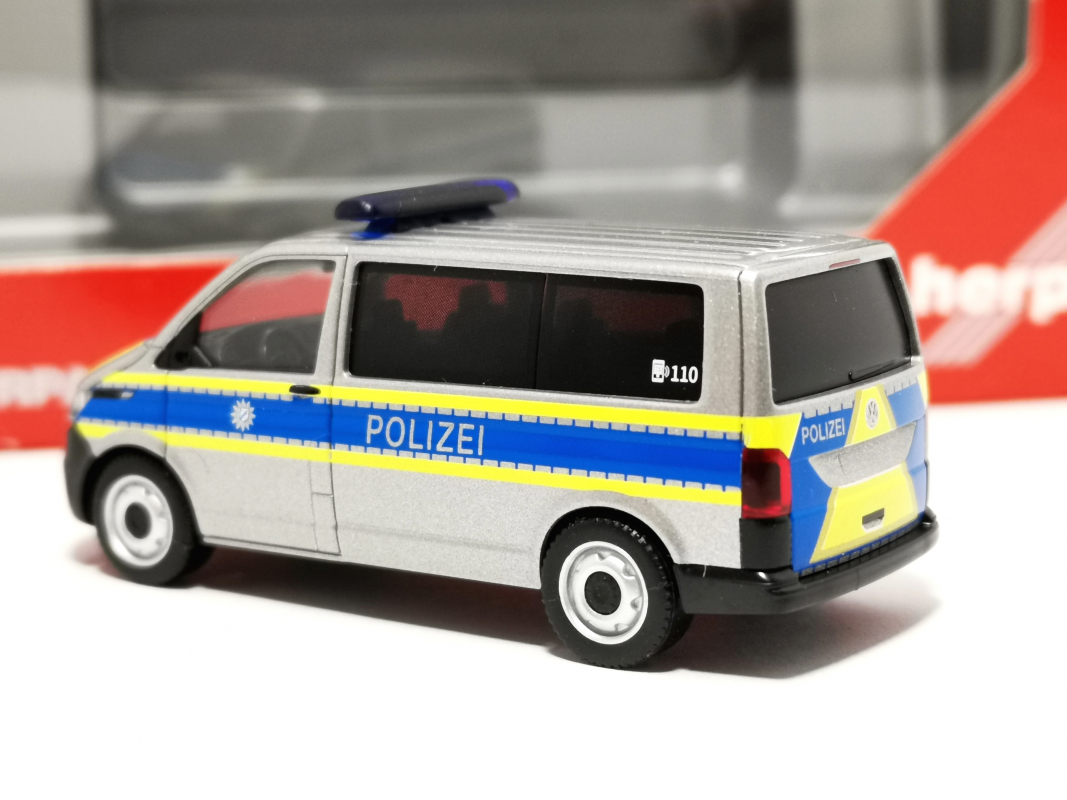 096812 VW T 6.1 Bus „Polizei München“ Herpa