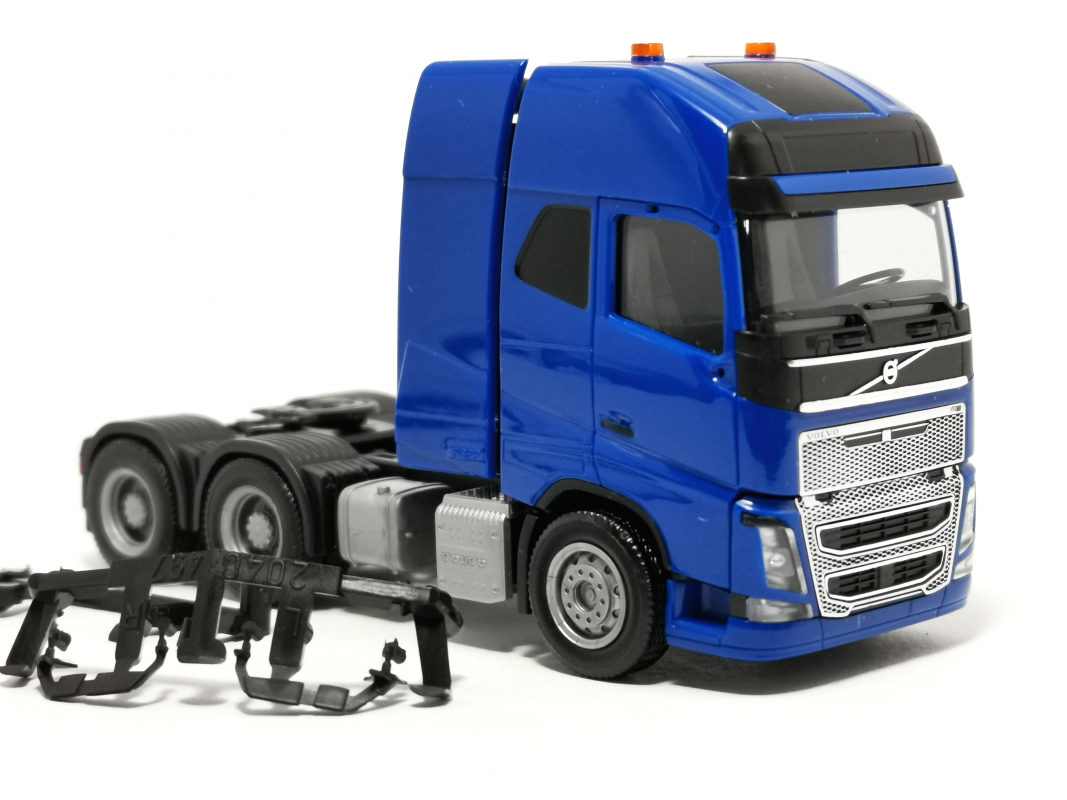 312387 Volvo FH Gl. XL 6×4 Zugmaschine mit Schwerlastturm, enzianblau Herpa