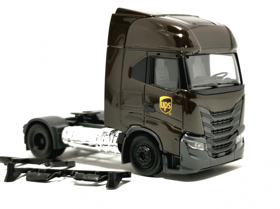 Iveco S-Way LNG Zugmaschine „UPS“ Herpa