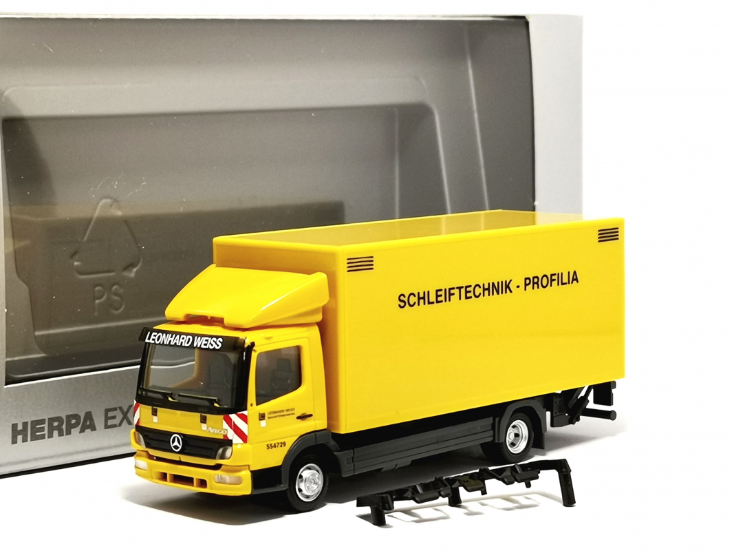 950053 Mb Atego´04 Koffer Lkw "Leonhard Weiss" Herpa