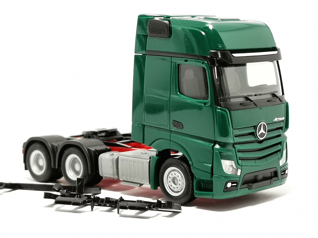 305167-004 Mercedes-Benz Actros Gigaspace 6x4 Zugmaschine, dunkelgrün Herpa