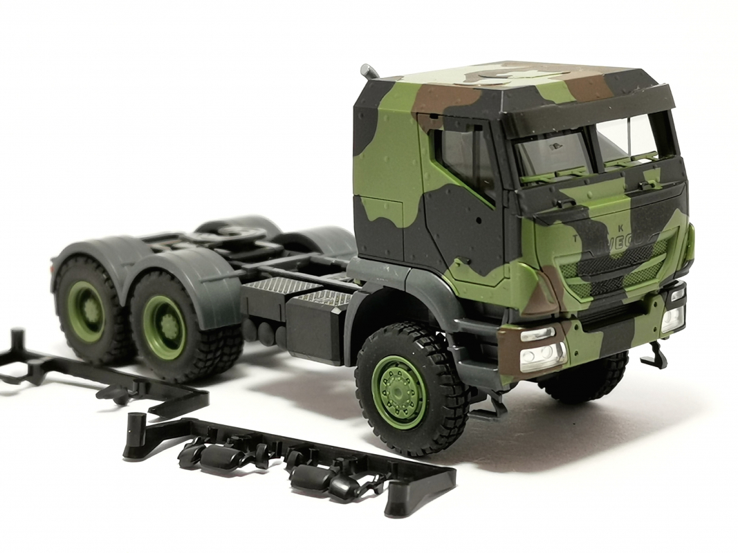 746908 Iveco Trakker 6x6 Zugmaschine „Bundeswehr Herpa