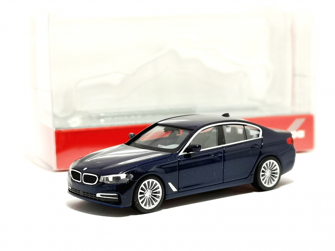 430692-004 BMW 5er Limousine, tansanitblau metallic Herpa