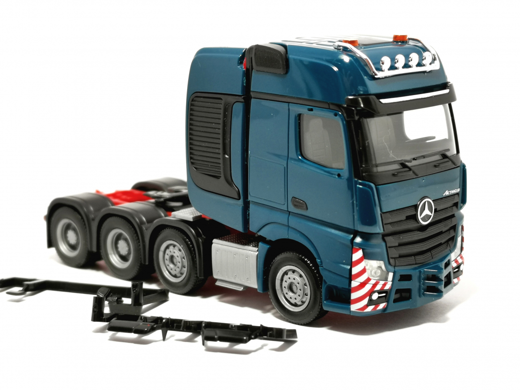 304368-005 Mercedes-Benz Actros SLT Zugmaschine, ozeanblau Herpa