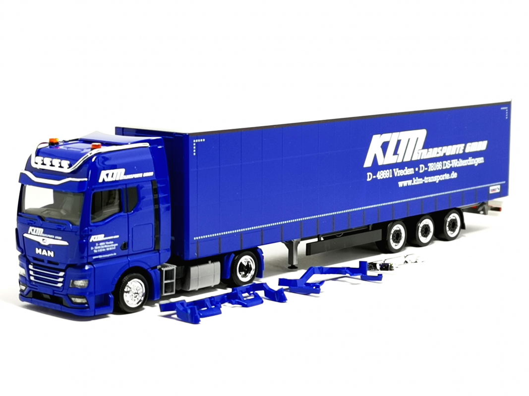 951005  MAN TGX GX Lowliner Gardinenplanen-Sattelzug "KLM / Vreden" Herpa