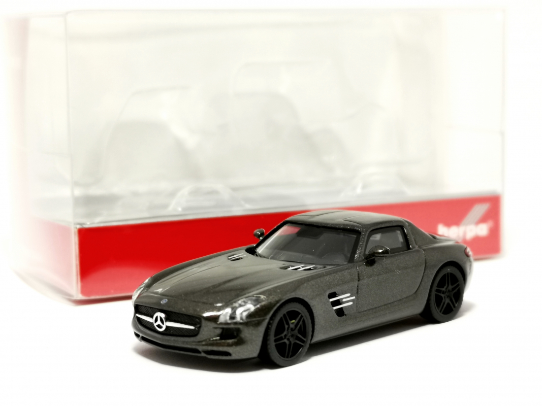 430784-002 Mercedes-Benz SLS AMG, Monza Grau Metallic Herpa
