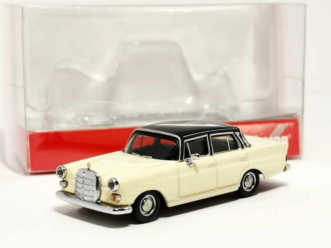430739-003 Mercedes-Benz 200 Heckflosse, creme/schwarz Herpa
