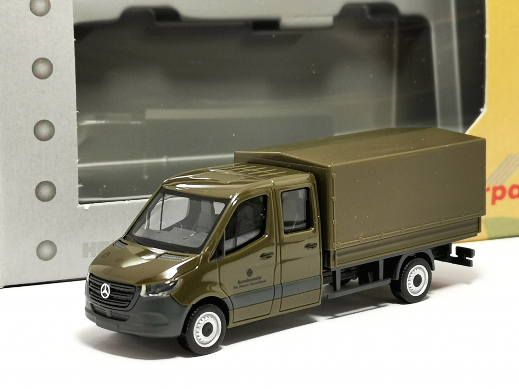 700795 Mercedes-Benz Sprinter `18 Doppelkabine mit Plane „Bundeswehr“ Herpa
