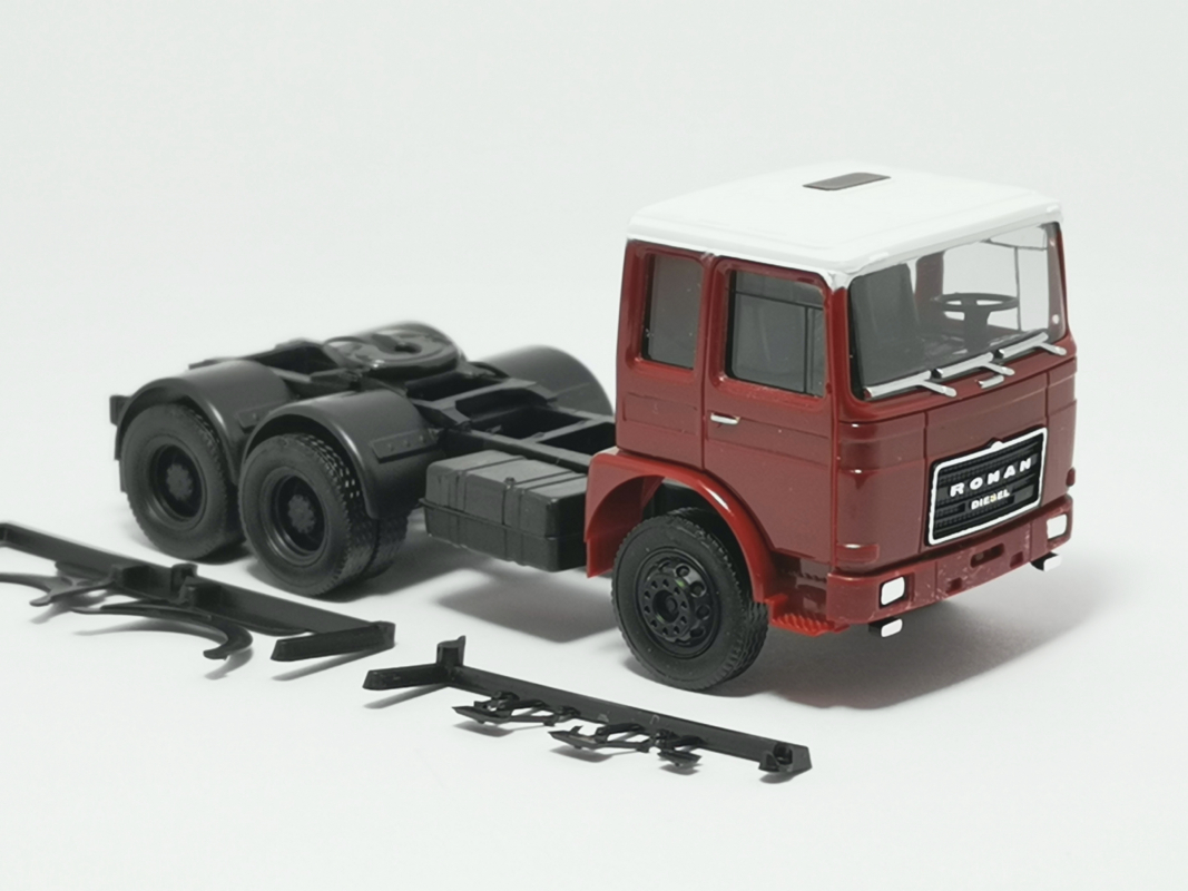 310567-003 Roman Diesel 3-achs Zugmaschine, weinrot, Dach weiß Herpa