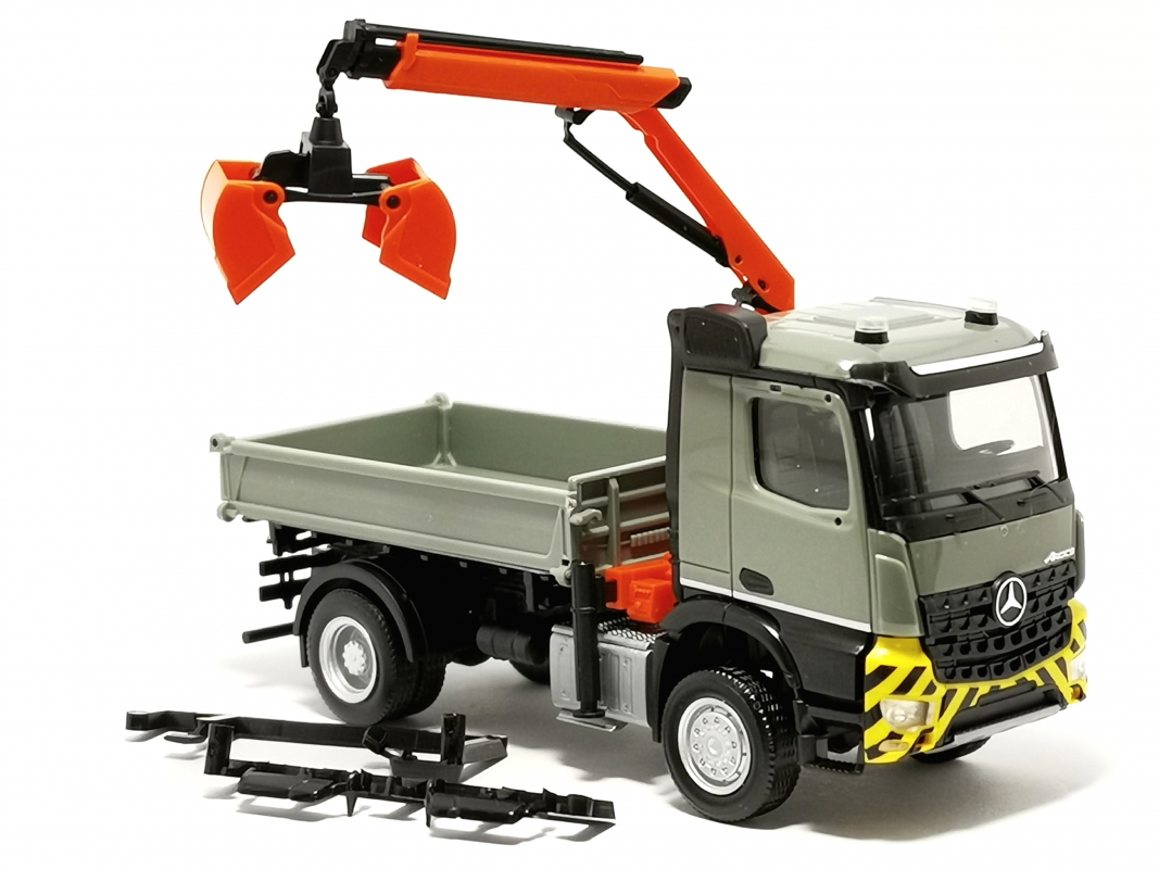 315906 Mb Arocs M Dreiseitenkipper mit Ladekran, grau/gelb Herpa