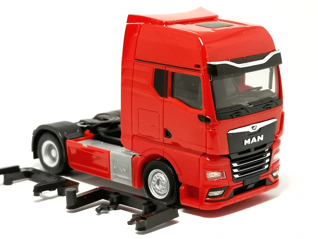 315869 MAN TGX GX Zugmaschine mit Spiegelkameras, rot Herpa