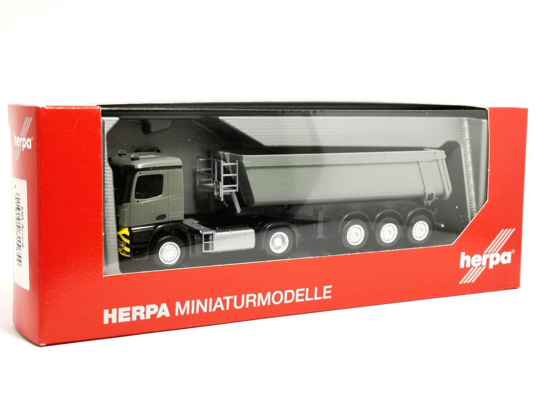 315654 Mb Arocs M Schmitz Cargobull Kipp-Sattelzug mit Stahlmulde, grau / gelb Herpa