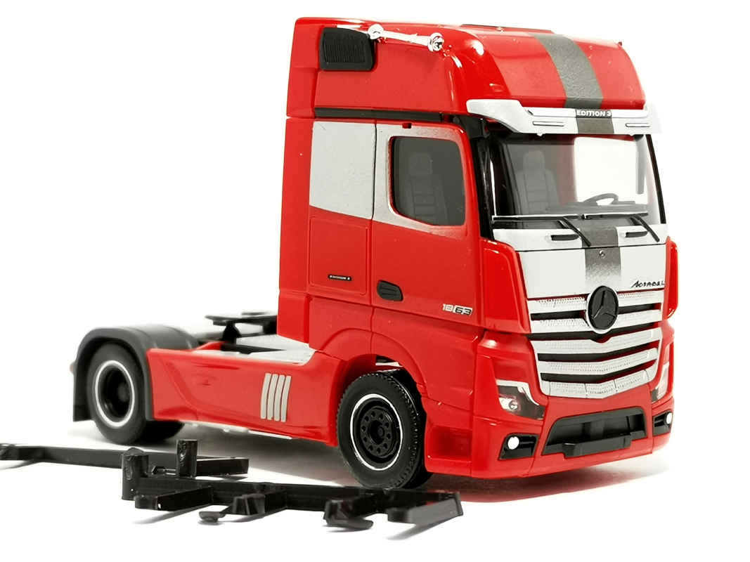 315852 Mercedes-Benz Actros `18 Gigaspace Zugmaschine „Edition 3“, rot Herpa
