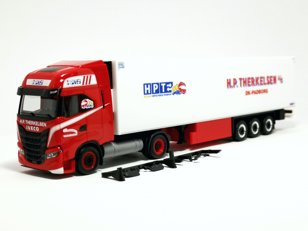 316095 Iveco S-Way LNG Kühlkoffer-Sattelzug „H.P.Therkelsen“ (Dänemark/Padborg) Herpa