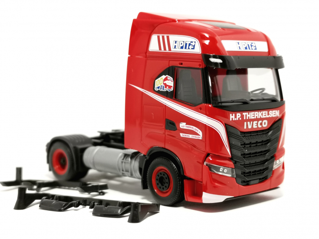 Iveco S-Way LNG Zugmaschine „H.P.Therkelsen“  Herpa