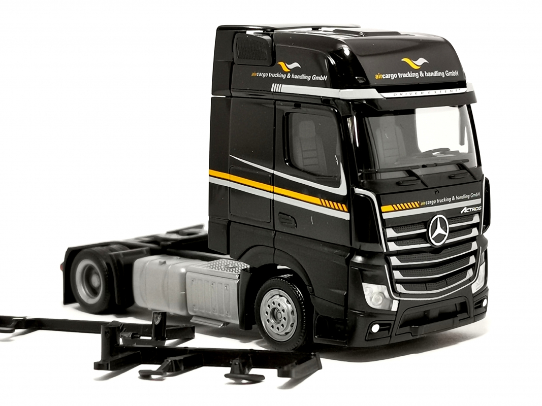 MB Actros`18 Lowliner Zugmaschine 2a "ath.aero" Herpa