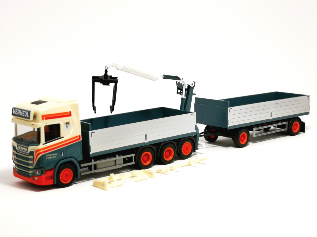 316026 Scania CR 20 HD Pritschen-Hängerzug mit Ladekran „Verheul“ (Niederlande/Twello) Herpa