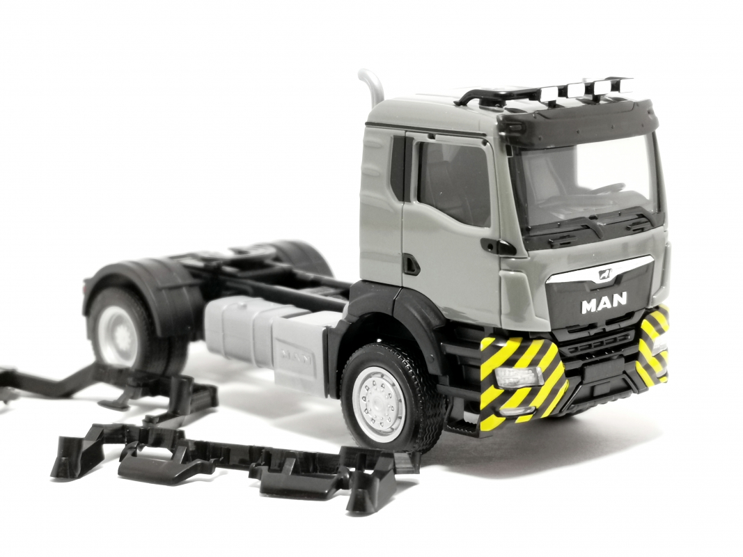 MAN TGS NN 4x4 Zugmaschine mit Lampenbügel grau/gelb Herpa