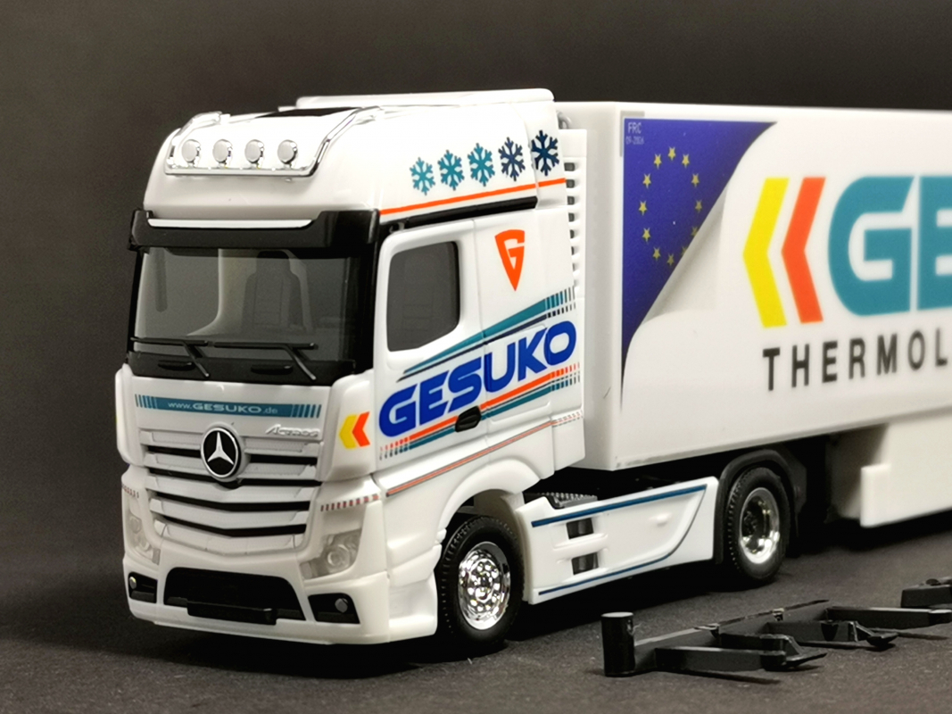 315951 Mercedes-Benz Actros Gigaspace `18 Kühlkoffer-Sattelzug "GESUKO" Herpa