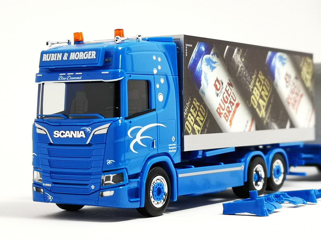 952903 Scania CR 20 HD Koffer Hängerzug "Rubin & Morger -  Rugenbräu" Herpa