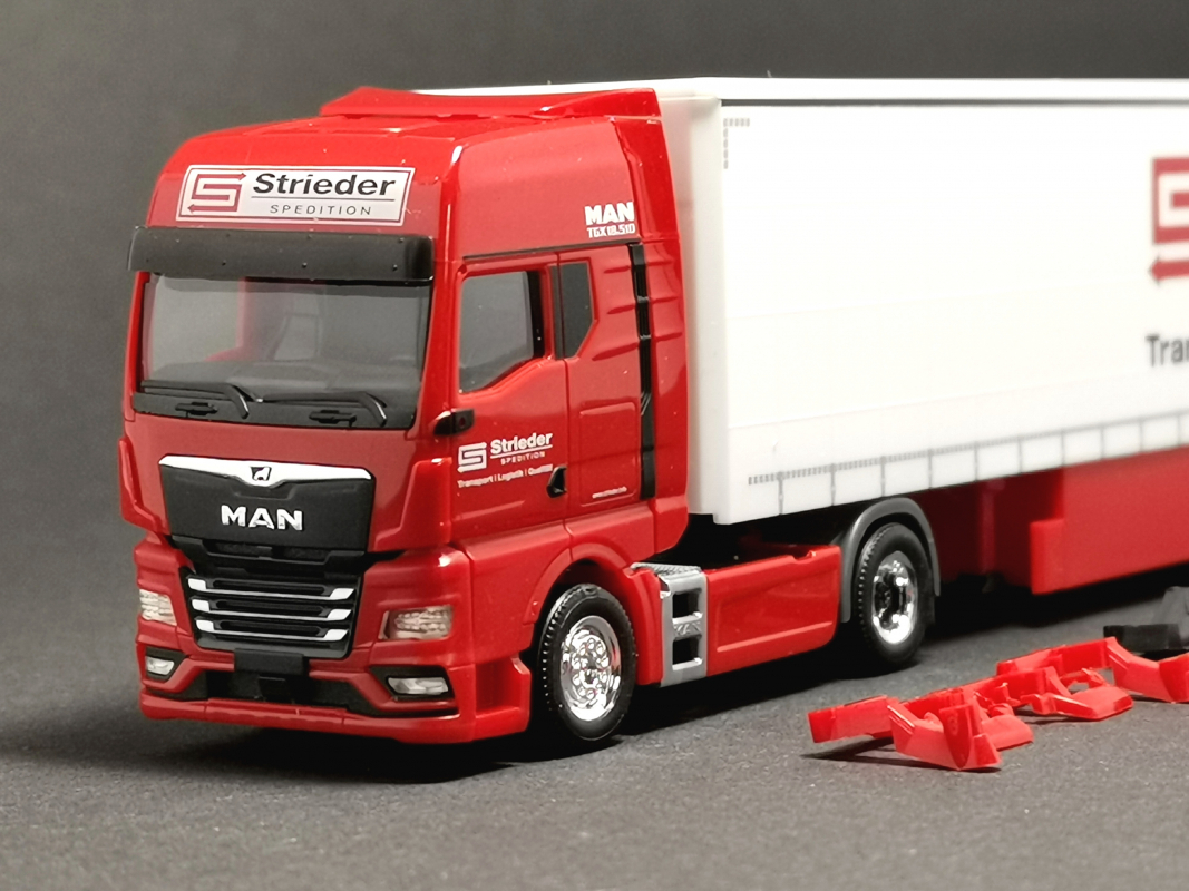 Preview: 945523 MAN TGX GX Gardinenplanen Sattelzug "Strieder Spedition" Herpa SALE