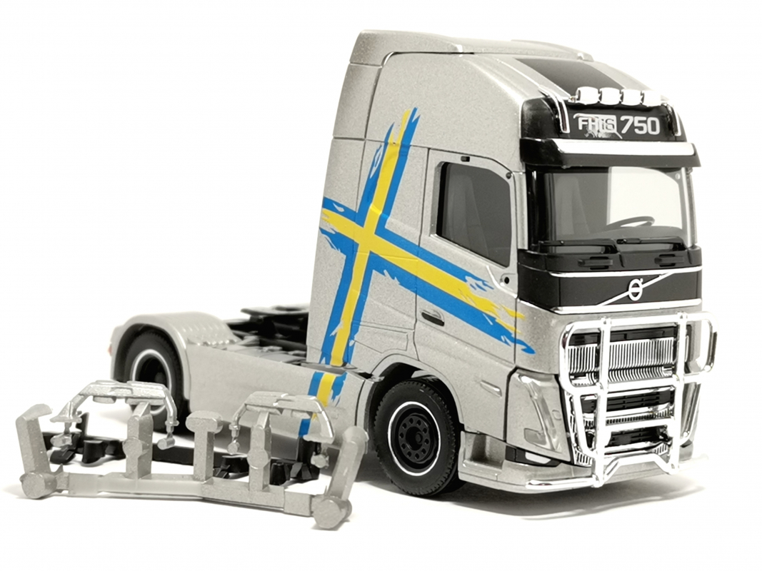 315289-002 Volvo FH 16 Gl. XL Zugmaschine mit Lampenbügel und Rammschutz, silber Herpa