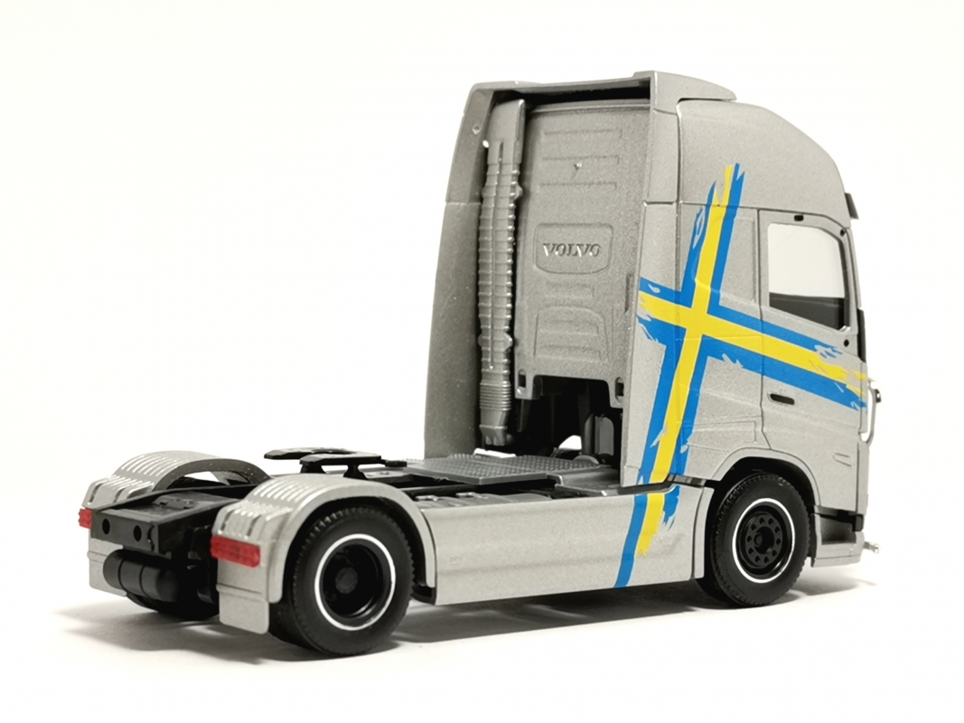 315289-003 Volvo FH 16 Gl. XL Zugmaschine mit Lampenbügel und Rammschutz, silber Herpa