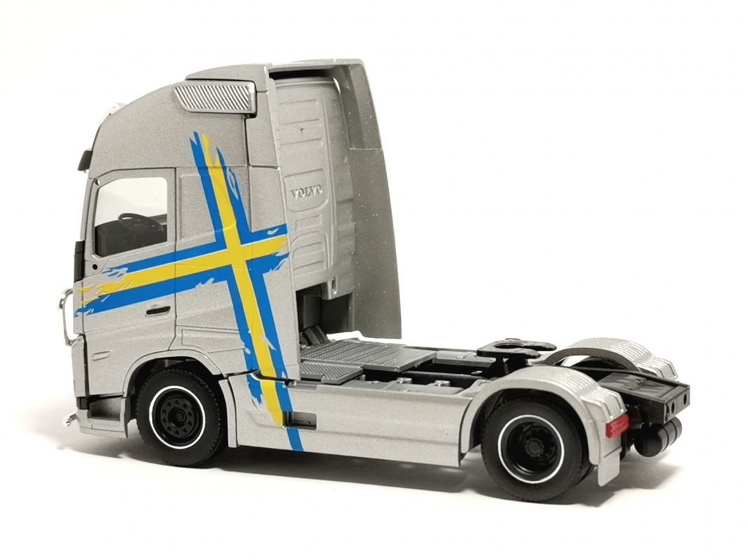 315289-003 Volvo FH 16 Gl. XL Zugmaschine mit Lampenbügel und Rammschutz, silber Herpa