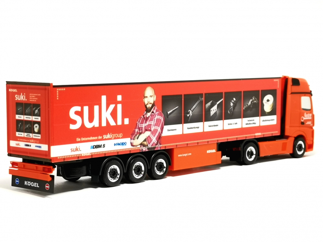 941105 MB Actros L Gigaspace Gardinenplanen-Sattelzug „ suki/Justen“ Herpa