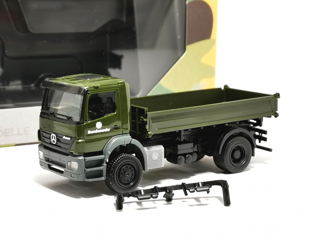 746946-002 Mercedes-Benz Axor 3-Seitenkipper "Bundeswehr" Herpa - SALE