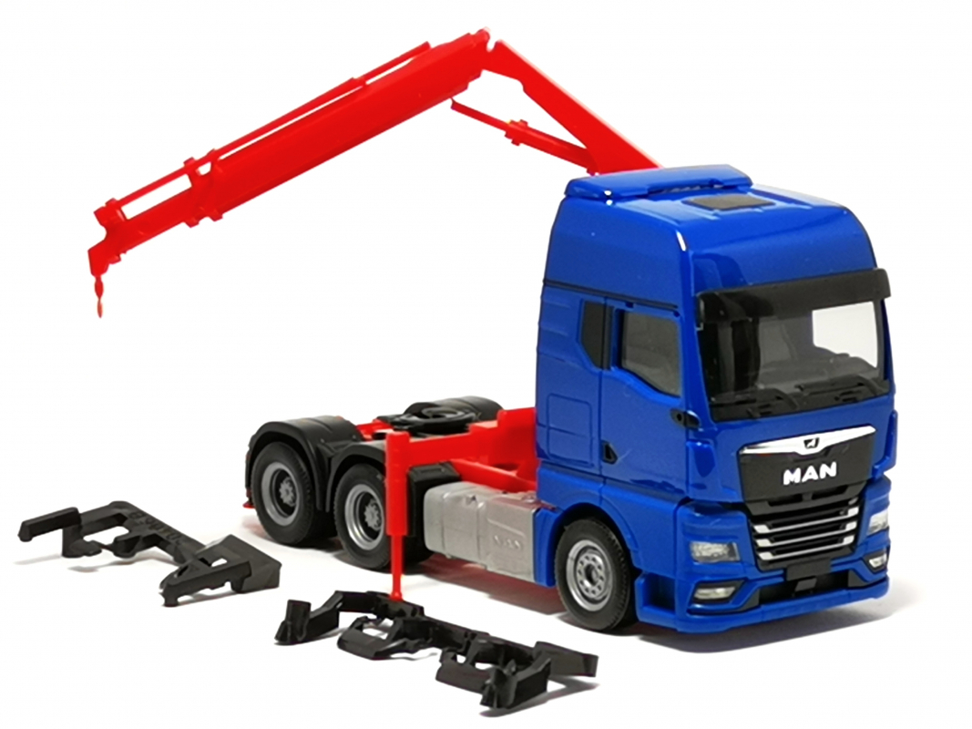 313100-002 MAN TGX GX 6x4 Zugmaschine mit Ladekran, blau Herpa