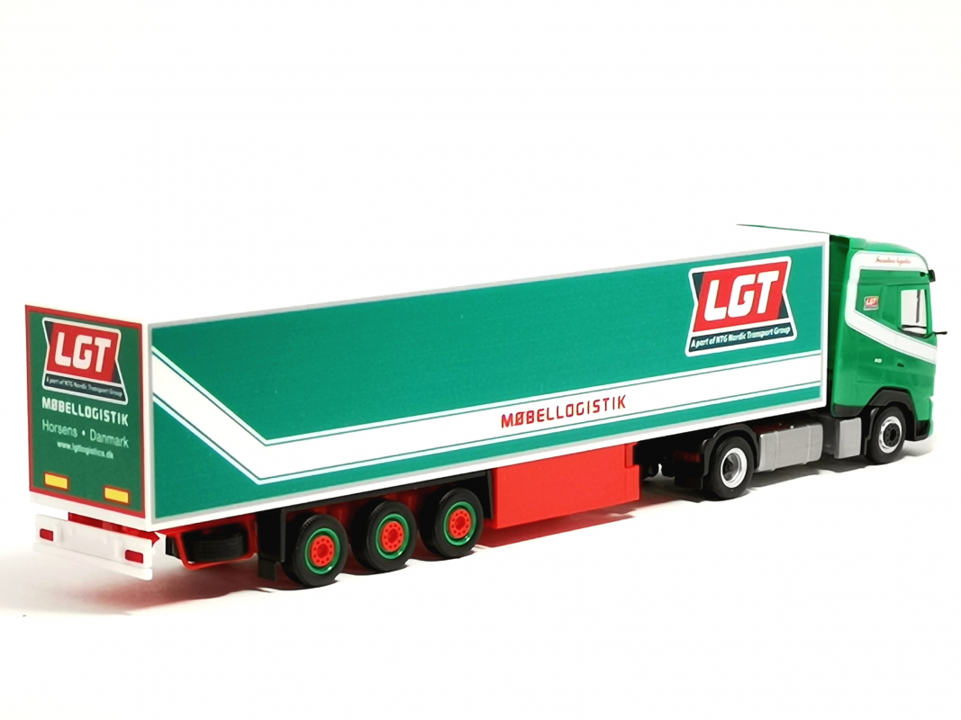 317245 DAF XG Koffer-Sattelzug "LGT Logistics AS" (Dänemark/Horsens) Herpa