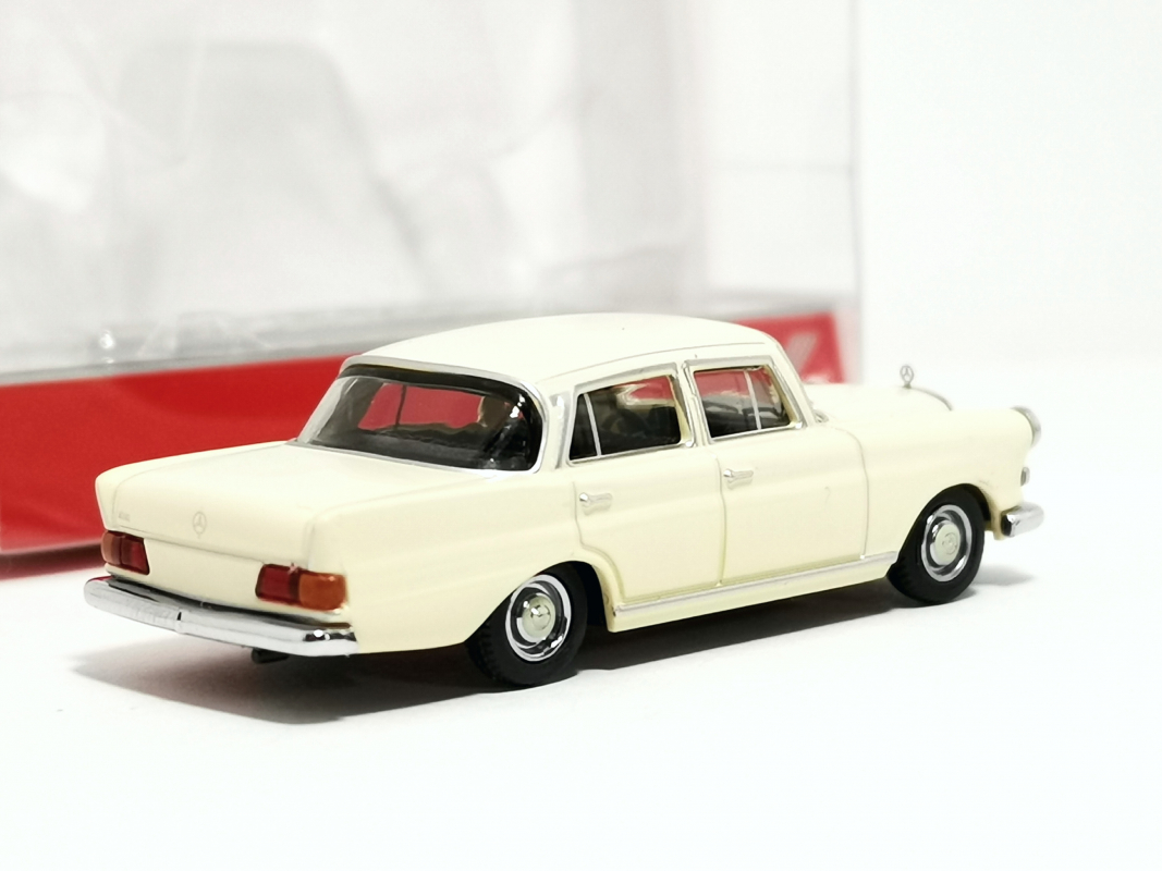 420457-003 Mercedes-Benz 200 Heckflosse, creme Herpa