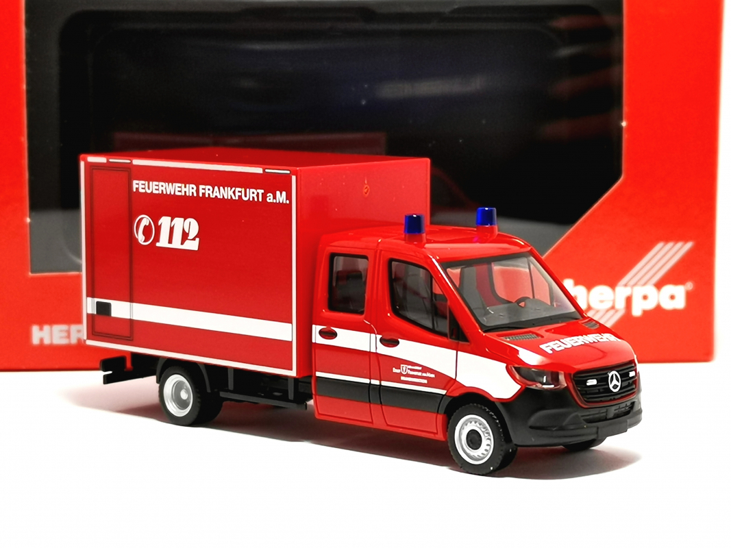 097789 MB Sprinter '18 Doppelkabine Koffer "Feuerwehr Frankfurt am Main" Herpa - SALE