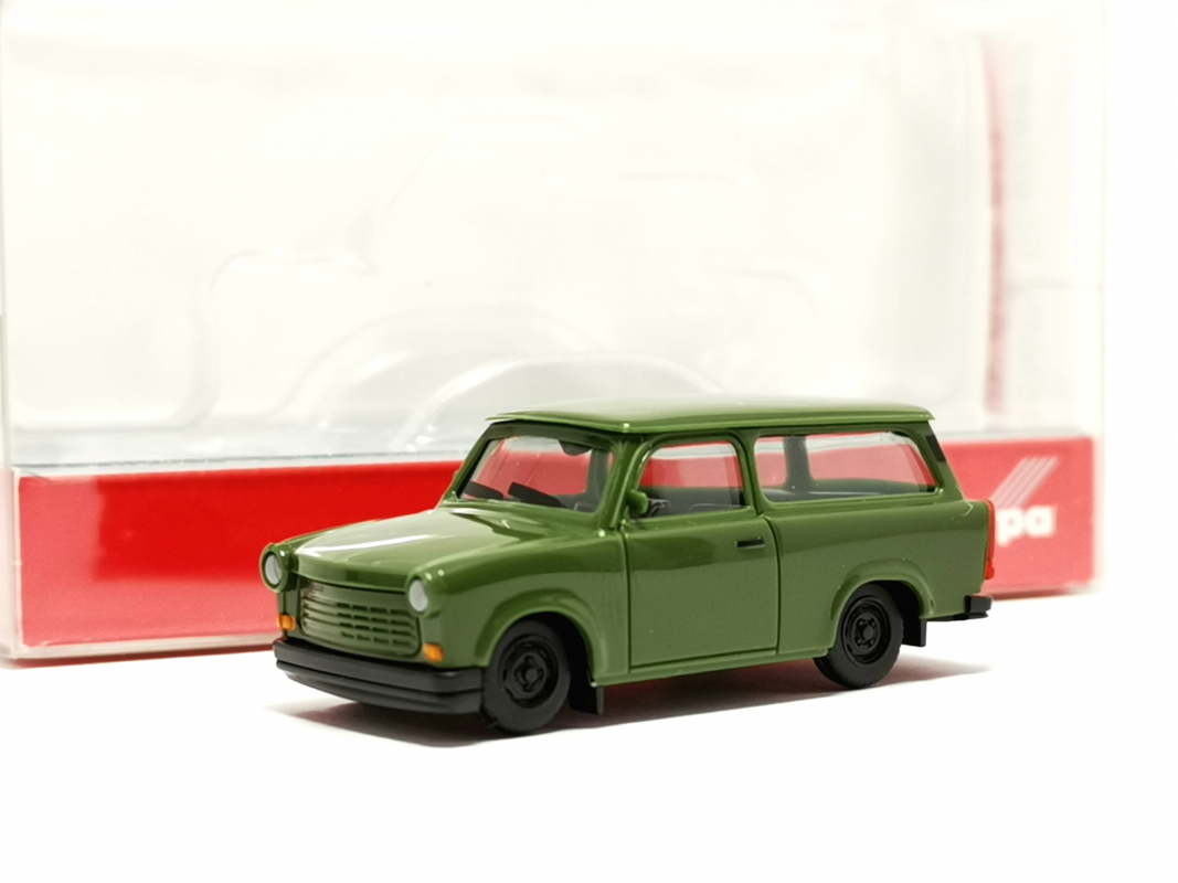 027359-005 Trabant 1.1 Universal, olivgrün (NVA) Herpa