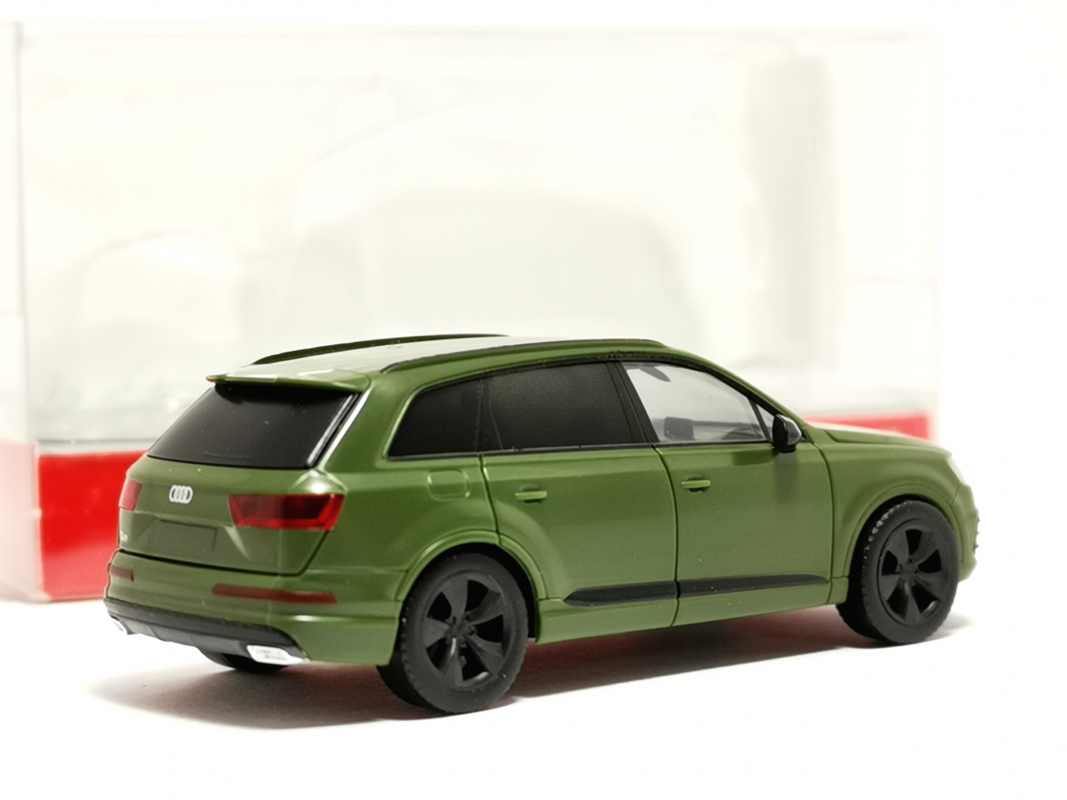 420969-002 Audi Q7 mit getönten Scheiben, olivgrün	Herpa