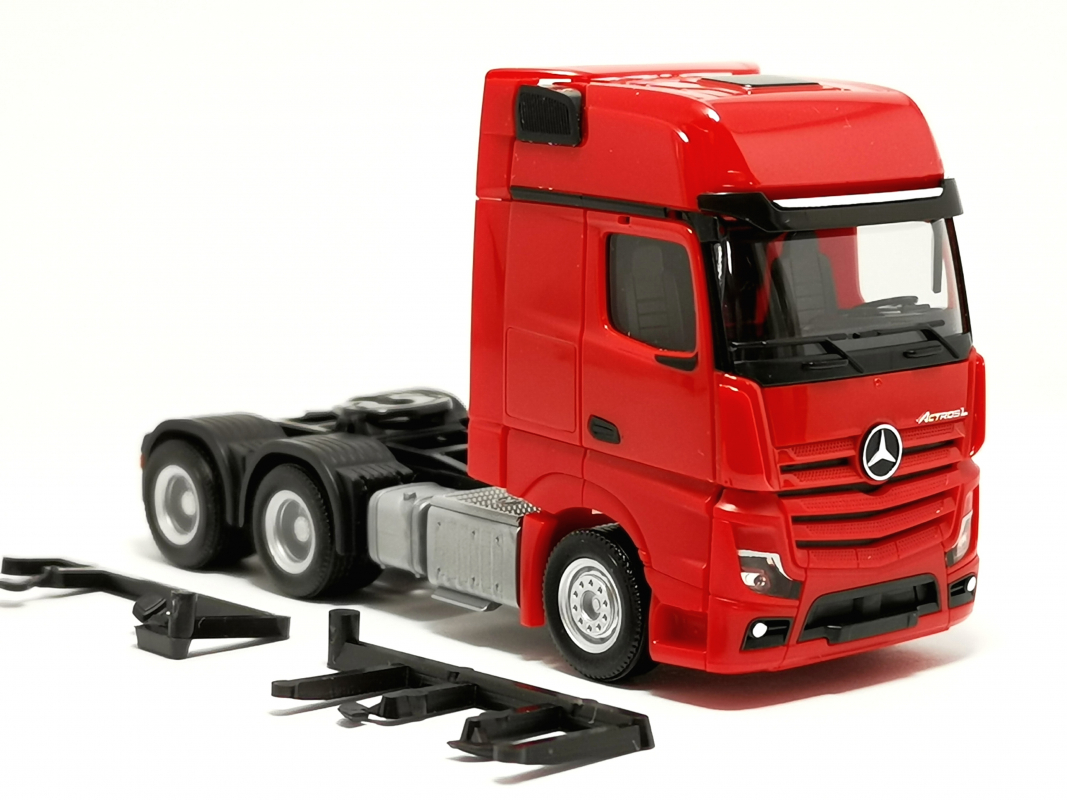 317917 Mercedes-Benz Actros L Gigaspace Solozugmaschine 3achs (6x4), rot Herpa