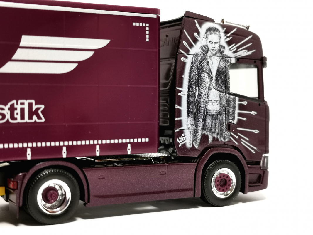 956505 Scania CS 20 HD Gardinenplanen Sattelzug "Stelzl Joker/ Harley Quinn Herpa